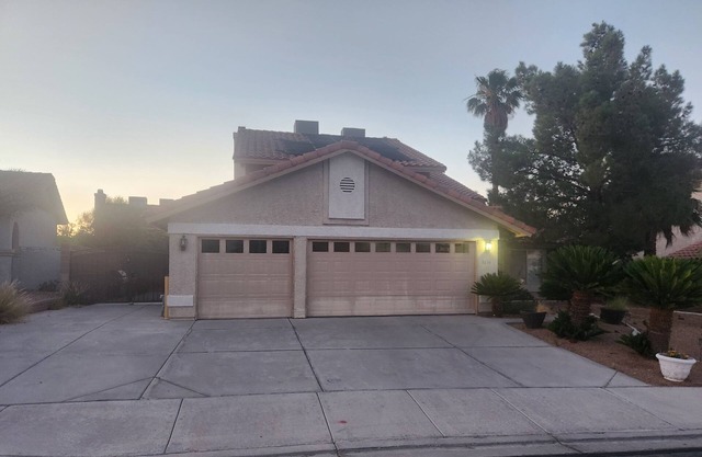 Beautiful 4 bedroom Home By Summerlin with Pool & Hot Tub