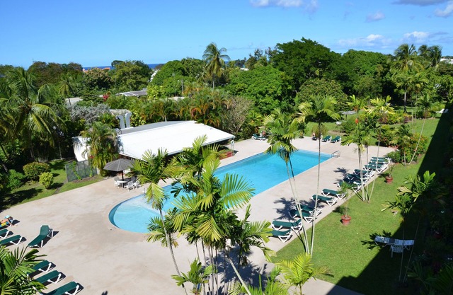 Beautiful 4th.floor condo with pool and spectacular sunsets and ocean view
