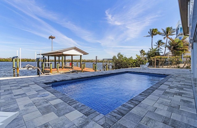 Beautiful 5/3 Pool, Saltwater Cove, Sleeps 10!