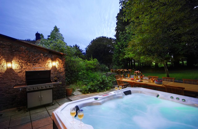 Beautiful 7 bedroom house hottub wifi