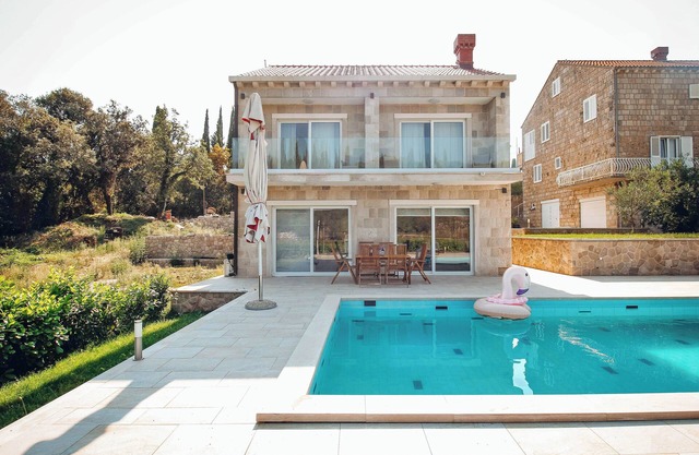 Beautiful 8 bedroom Villa with private swimming pool. Free parking.