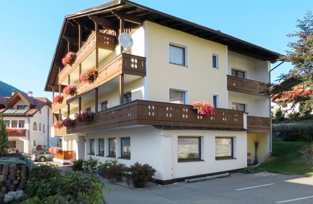 Beautiful apartment for 6 people with WIFI, TV, balcony, pets allowed and parking