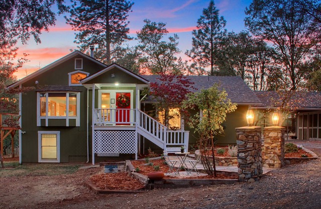 Beautiful and Spacious Manor w/ Hot Tub - Enjoy the Grandeur of Yosemite !