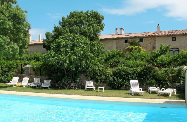 Beautiful apartment in villa for 8 guests with WIFI, pool, TV, terrace and parking