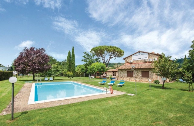 Beautiful apartment in villa for 4 guests with pool, A/C and TV, close to Siena
