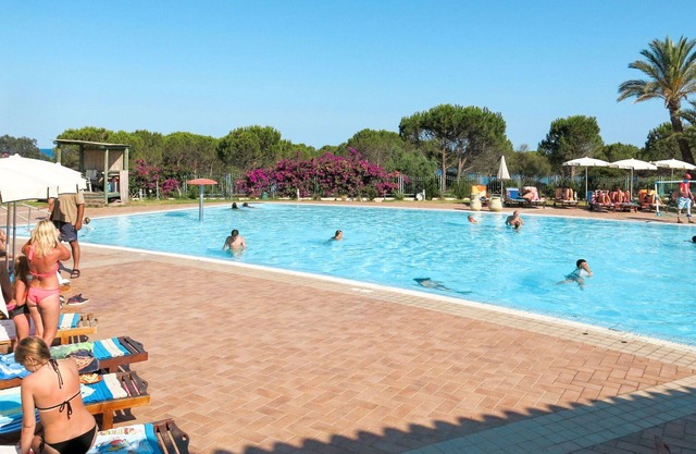 Beautiful apartment for 4 guests with A/C, pool, WIFI, terrace, pets allowed and parking