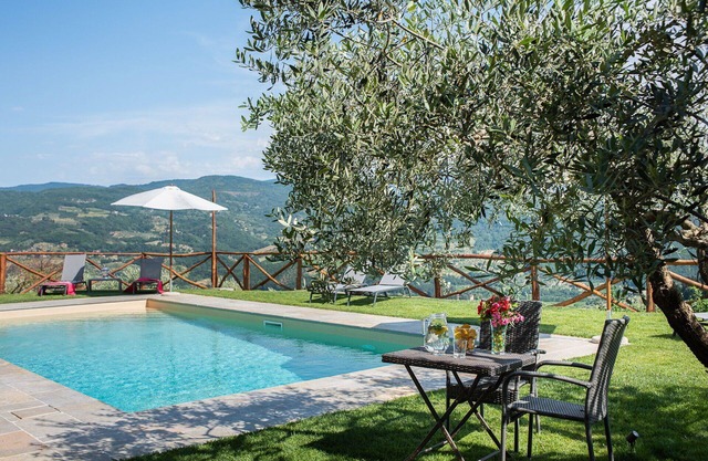 Beautiful apartment in villa for 6 people with pool, A/C, WIFI, TV, patio and panoramic view