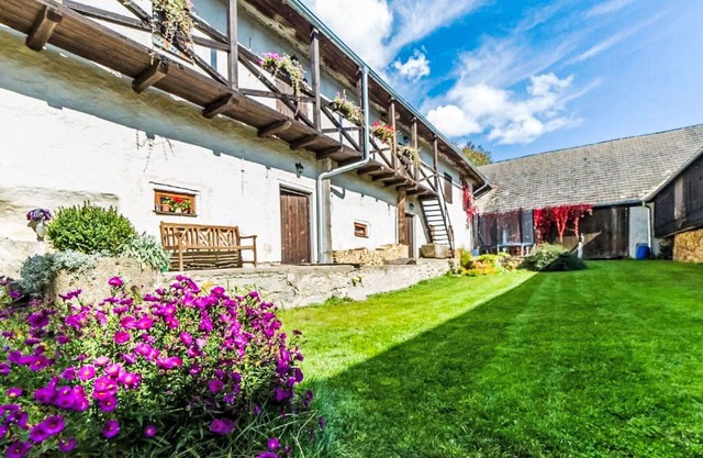 Beautiful apartment in villa for 3 guests with pool, WIFI, TV, pets allowed and parking