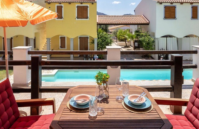 Beautiful apartment for 4 people with WIFI, A/C, pool, TV, terrace, pets allowed and parking