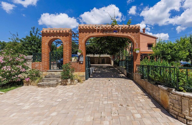 Beautiful apartment for 4 people with WIFI, private pool, A/C, TV, pets allowed and parking