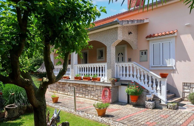 Beautiful apartment for 6 people with A/C, WIFI, TV, patio and pets allowed