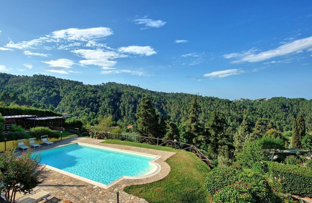 Beautiful apartment for 4 guests with WIFI, pool, TV and panoramic view, close to Viareggio