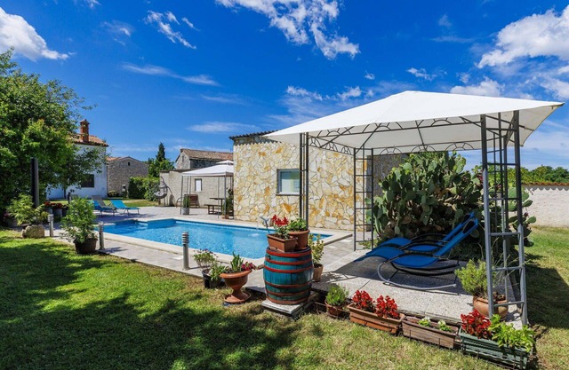 Beautiful apartment in villa for 6 guests with pool, WIFI, A/C, TV, terrace and pets allowed