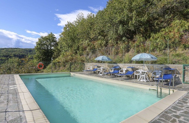 Beautiful apartment in villa for 4 guests with pool, WIFI, terrace and pets allowed