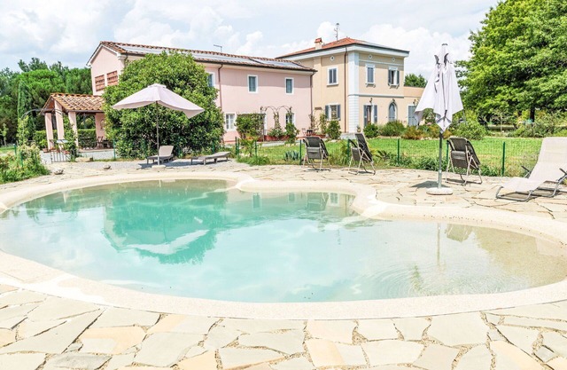 Beautiful apartment for 4 guests with A/C, WIFI, pool, patio and pets allowed