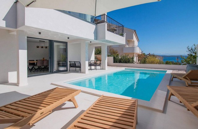 BEAUTIFUL APARTMENT WITH POOL