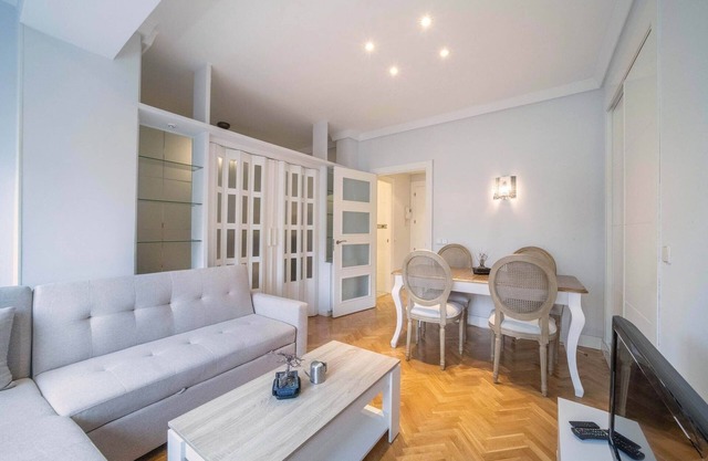 Beautiful apt with pool in Madrid by SharingCo