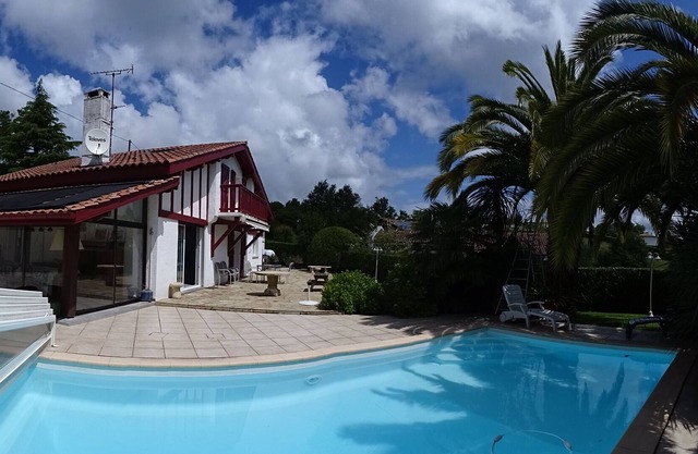 Beautiful Basque house, large garden and swimming pool - 15 mins from the sea