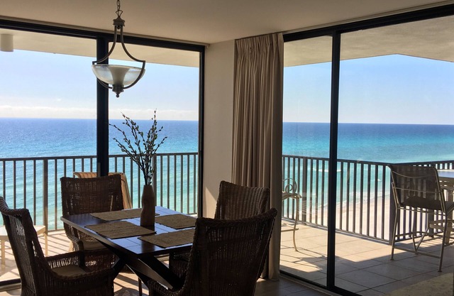Beautiful beachfront condo-AMAZING Sunset Views! 2 FREE VIP beach chairs.n