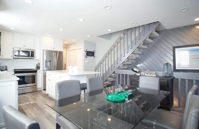 Beautiful "beach themed décor" vacation townhouse in Southend