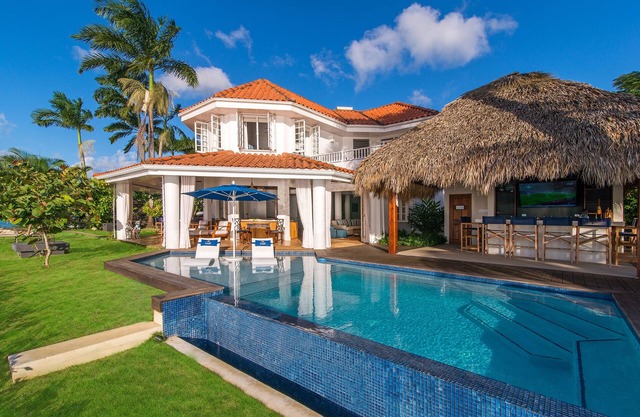 Beautiful Beachfront Villa in a Gated Community, Private Pool/Bar, Fully Staffed