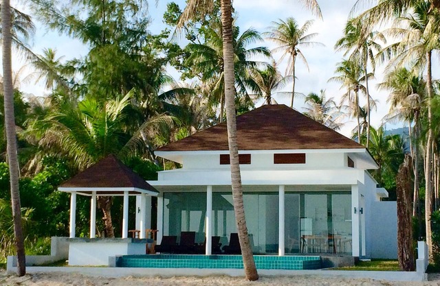 Beautiful Beachfront 3 BRM, private pool