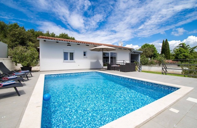 Beautiful brand new villa * with heated swimming pool, summer kitchen, WiFi, grill