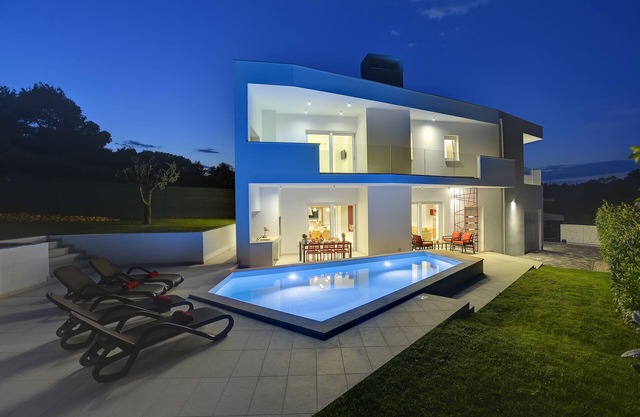 Beautiful brand new villa * with heated swimming pool, summer kitchen, WiFi, grill