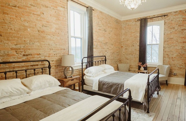Beautiful Brick Walled 2 bed/1bath Loft in Historic Building