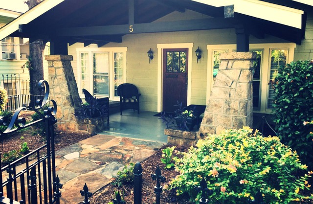 Beautiful Bungalow, walking distance to downtown and Main Street!