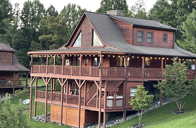 Beautiful Cabin with Mountain Views Near the New River!