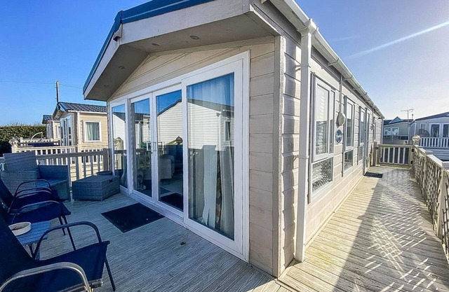 Beautiful caravan at Seaview Holiday Park in Kent ref 47028PB