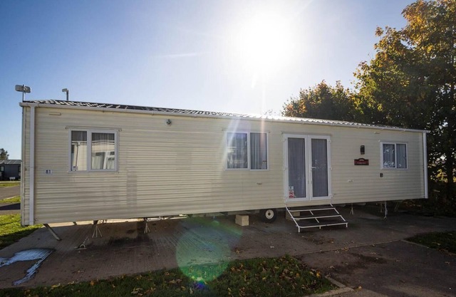 Beautiful caravan for hire at Southview Holiday Park near Skegness ref 33081M
