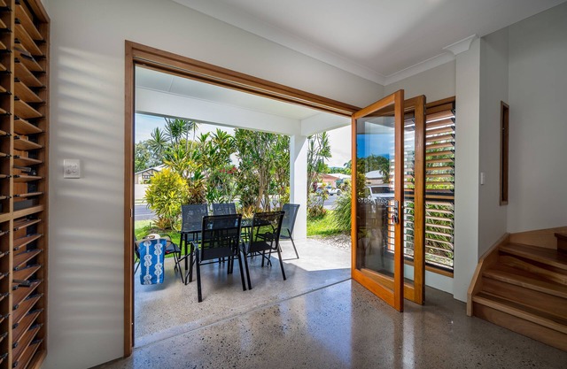 Beautiful Cedar Family Getaway Villa - 5 min walk from beach!