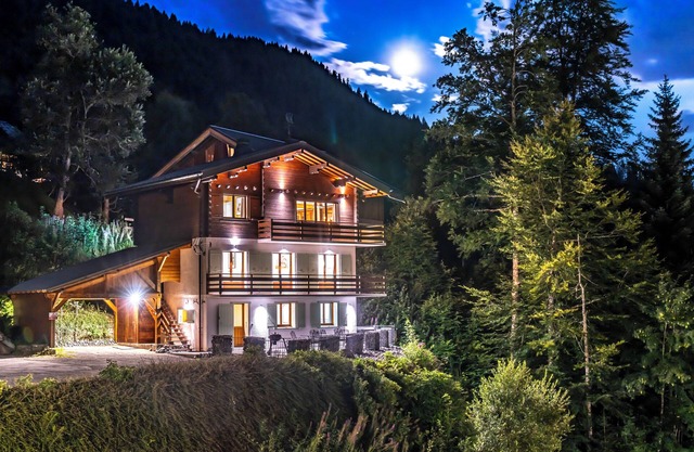 Beautiful chalet - great location close to piste, gondola and town - hot tub