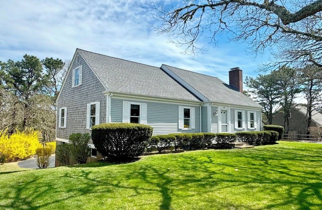 Beautiful Chatham, Sun Sand & Surf. 8/10 mile to beaches ,pet friendly home