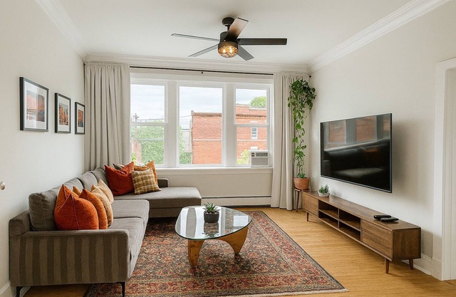 Beautiful Chicago 2BD 1BA, minutes from Downtown!