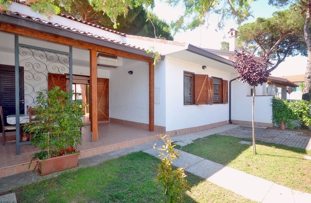 Beautiful cottage on the ground floor with 3 bedrooms, 2 gardens and 1 parking