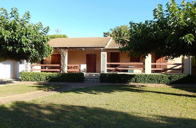 Beautiful, comfortable villa with garden 50 m from the beach