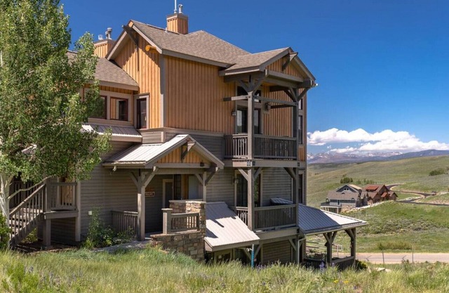 Beautiful Condo with Mountain views