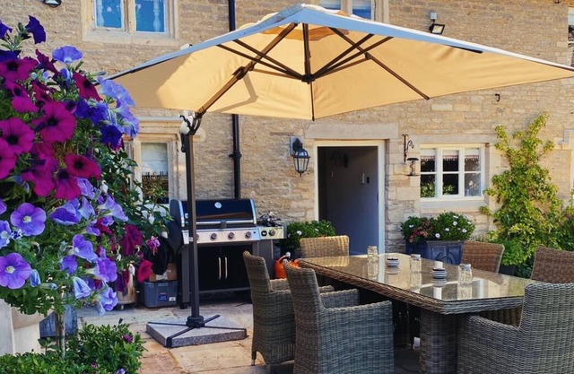 Beautiful Cotswold Cottage in Bibury with walled large private garden