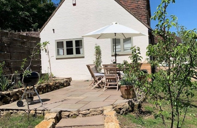 Beautiful Cottage in the South Downs with Tennis Court and Swimming Pool