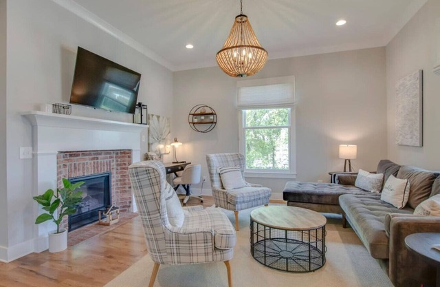 Beautiful Country Farmhouse - Historic Franklin
