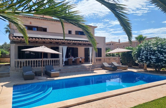 beautiful, cozy villa in the posh Sa Torre district, pool, sea view, fireplace, central heating