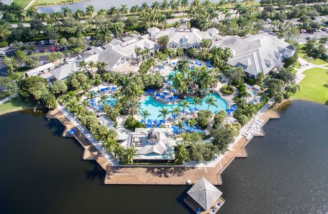 Beautiful Detached Home in Fiddlers Creek on the Golf Course