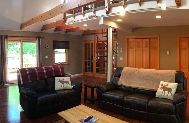 Beautiful Dog-Friendly Conway Chalet! 🐶⛷️🏖️☀️❄️🍁