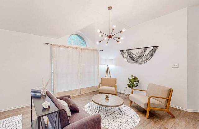 Beautiful dog-friendly home with fireplace, large yard, hammock, W/D, and AC