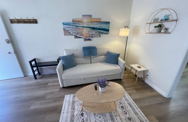 Beautiful Downtown Long Beach Retreat w/Parking and WiFi