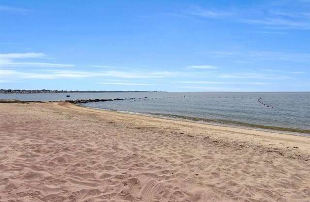 Beautiful, family friendly, beach cottage -3 min walk to beach