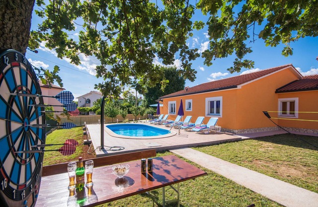 Beautiful family-friendly villa, pool & private garden, 15 minutes from the beach